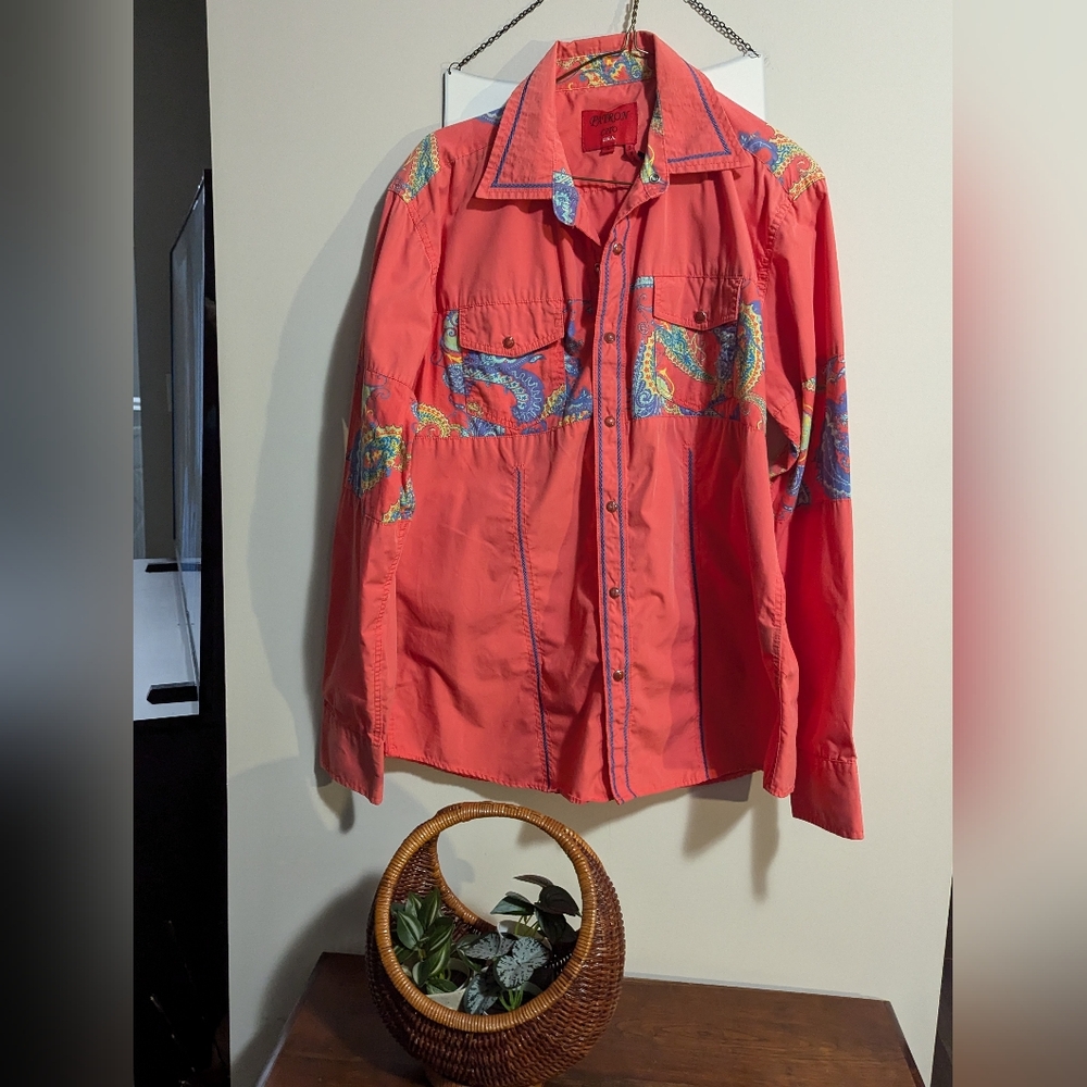 Patron Coto Coral western Shirt. Dome Shaped Snaps And Paisley  Graphics. Large.